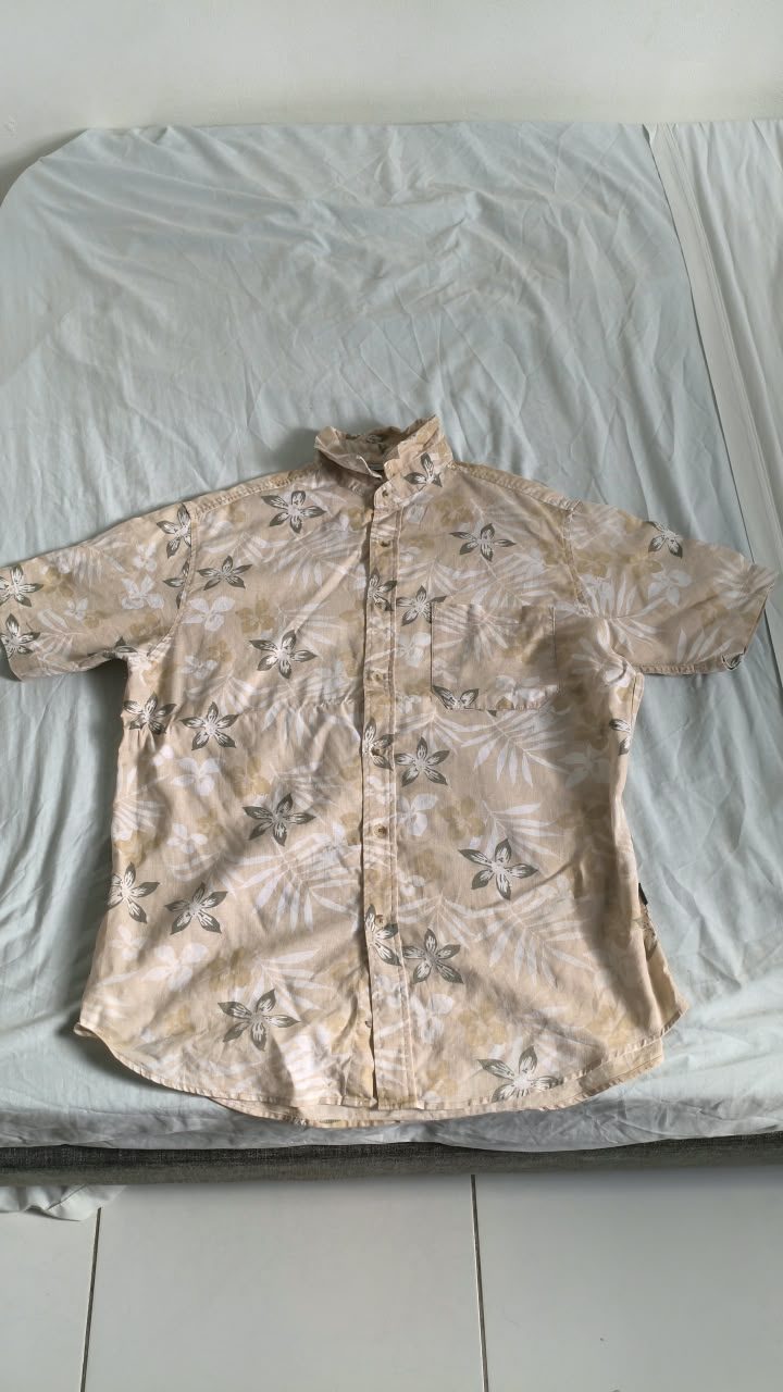 Chemise beige à fleurs, manches courtes — M — Guadeloupe