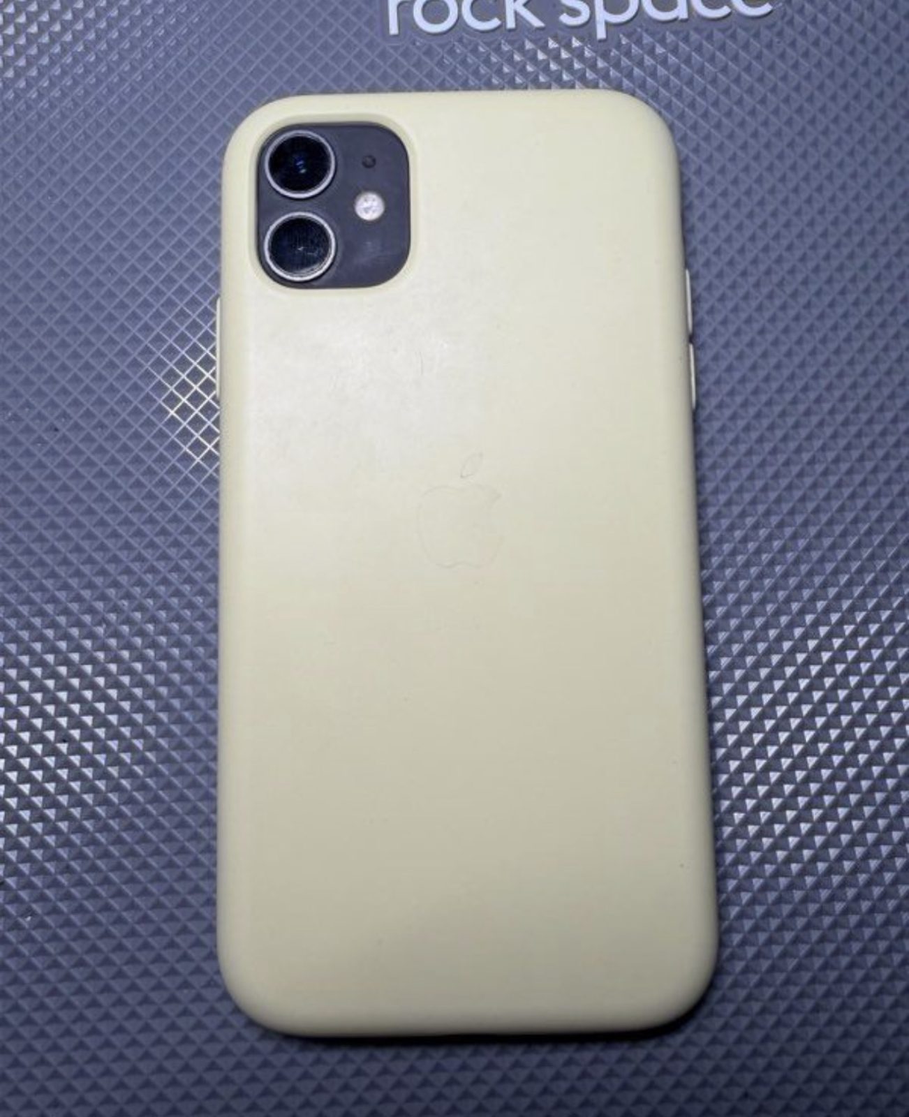 iPhone 11 noir - 64 Go - très bon état