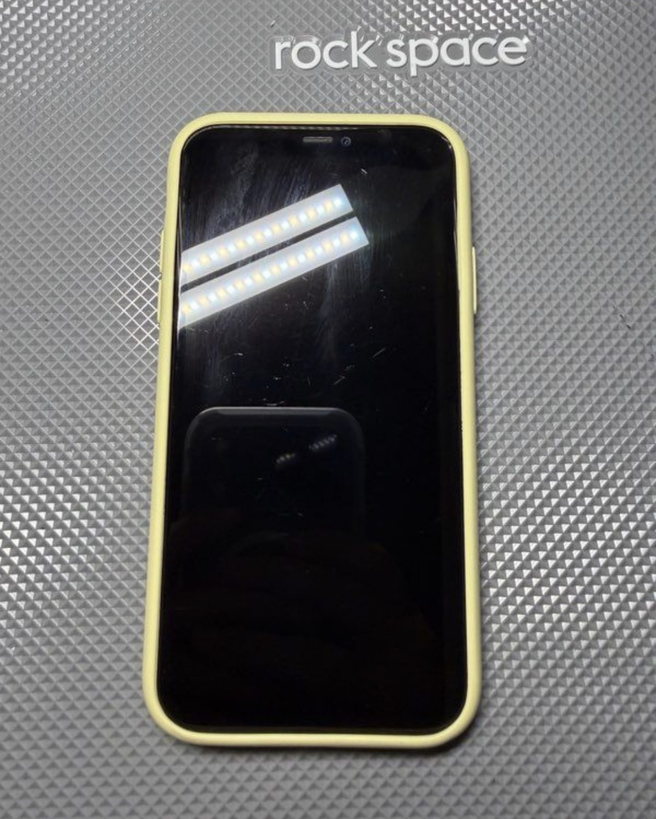 iPhone 11 noir - 64 Go - très bon état