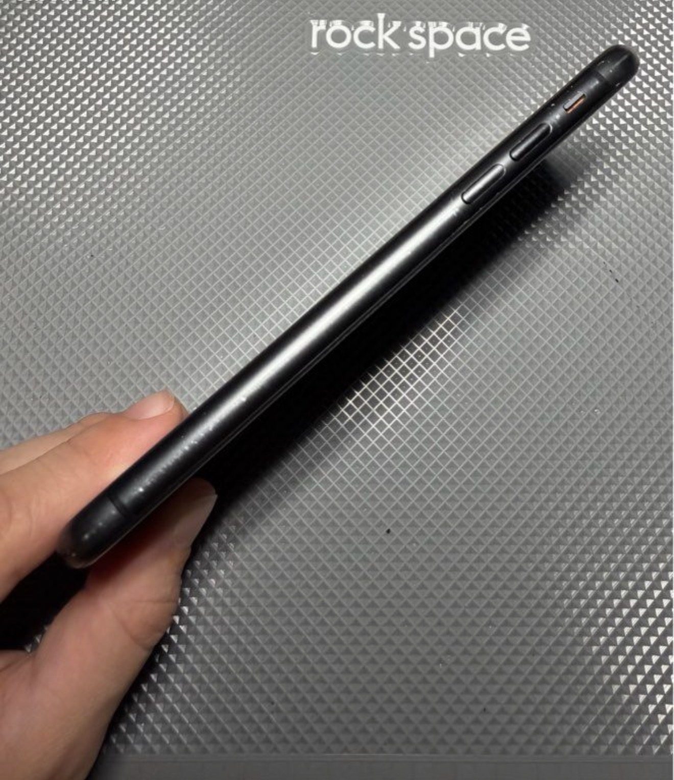iPhone 11 noir - 64 Go - très bon état