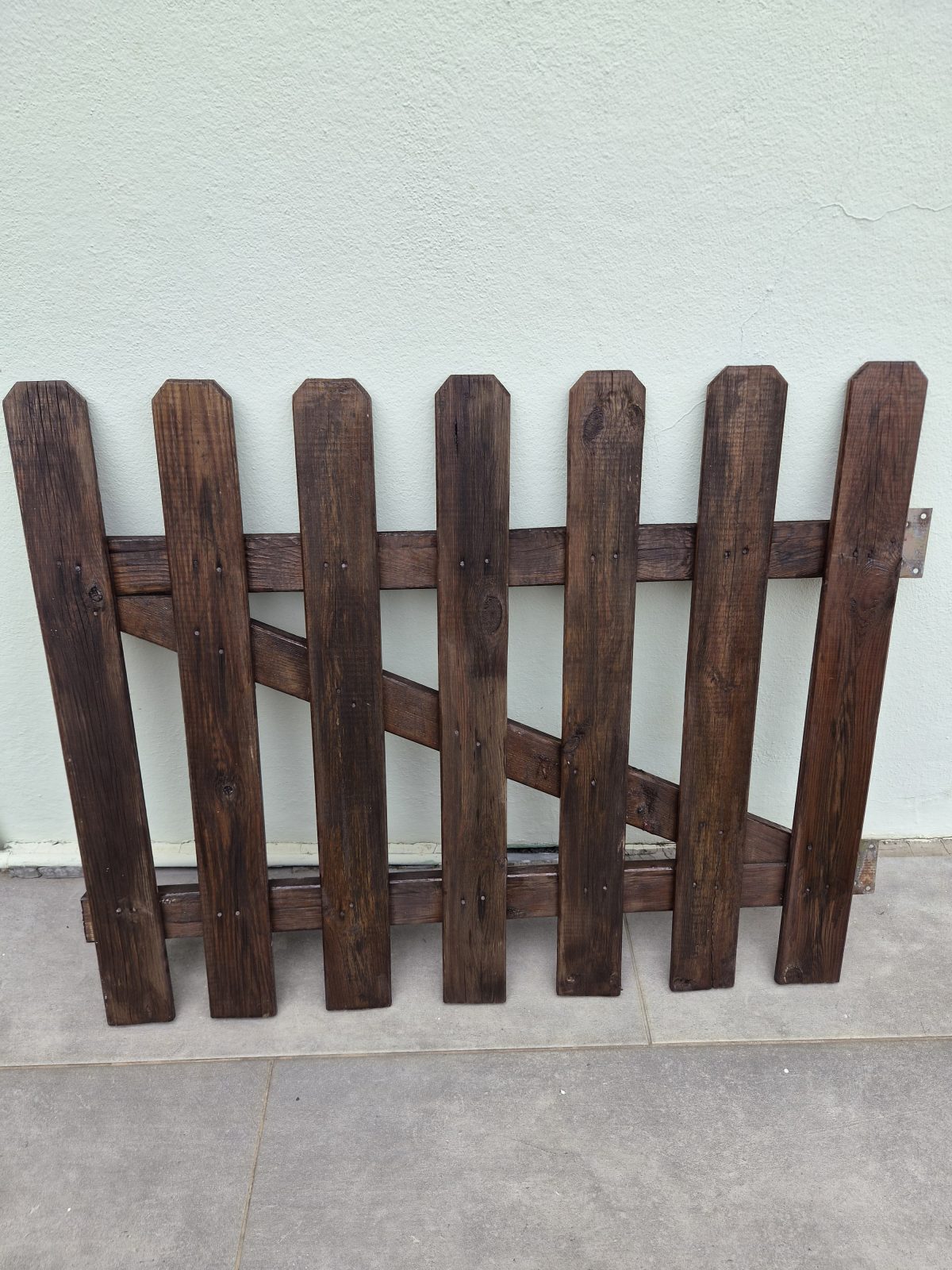 Portillon en bois foncé avec charnières laiton — La Réunion