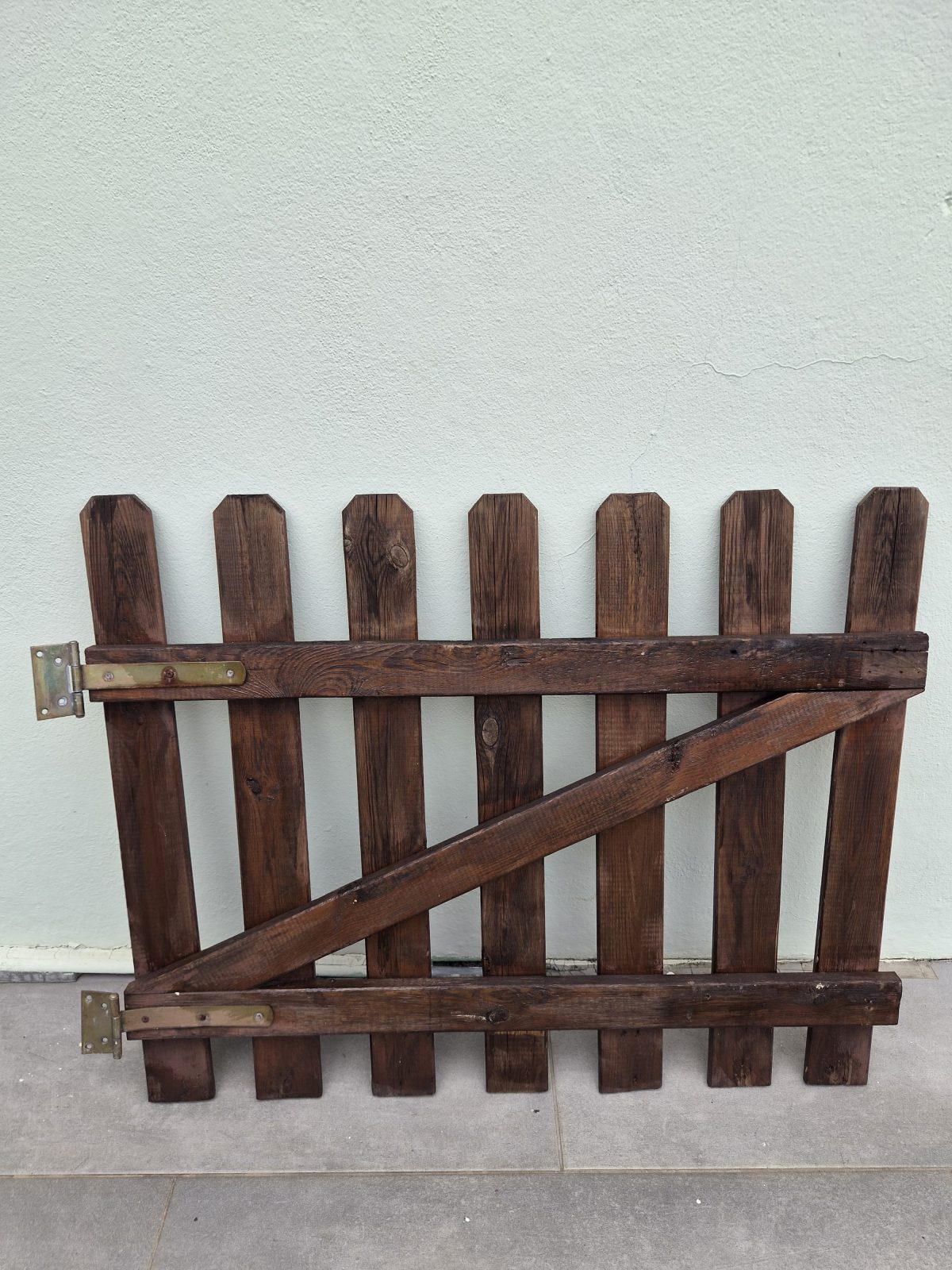 Portillon en bois foncé avec charnières laiton