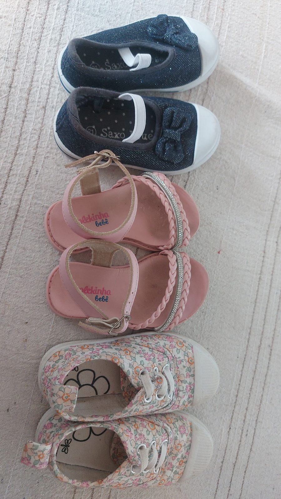 Lot de 3 paires de chaussures bébé fille (baskets, sandales)