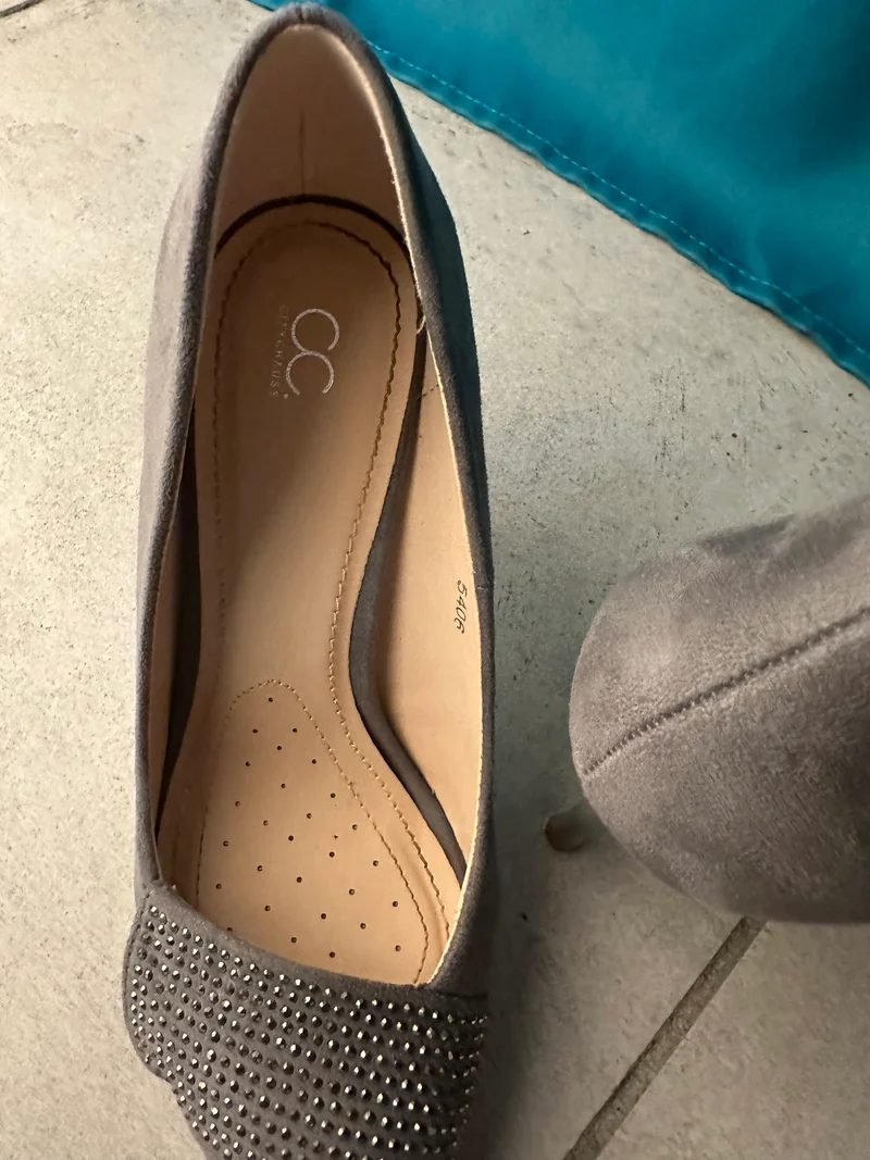 Escarpins gris en suédine à détails strass et clous CC Citychauss - Pointure 36