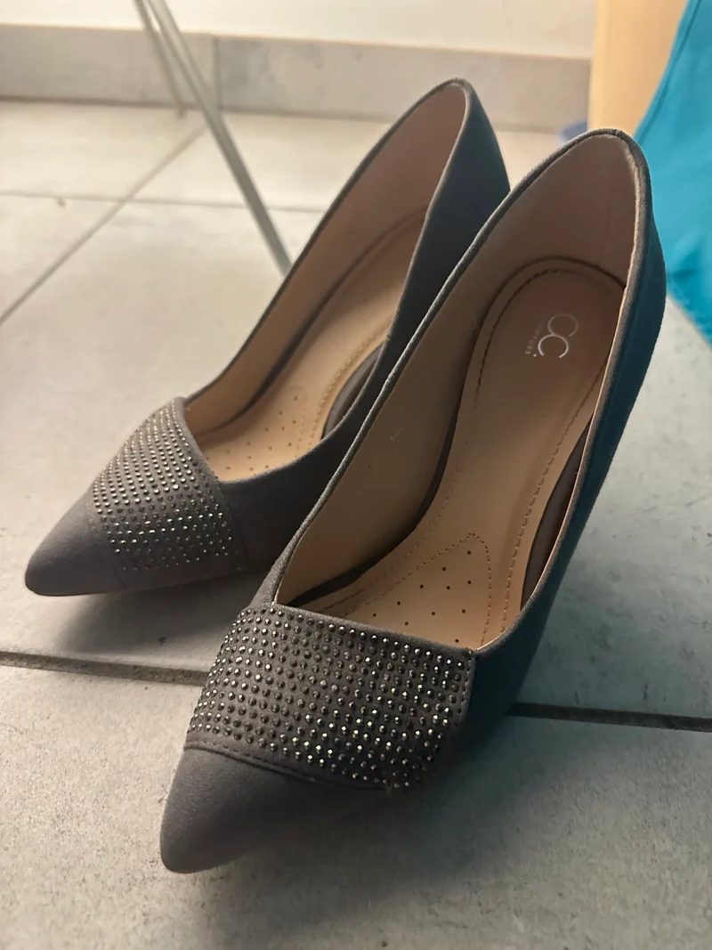 Escarpins gris en suédine à détails strass et clous CC Citychauss - Pointure 36