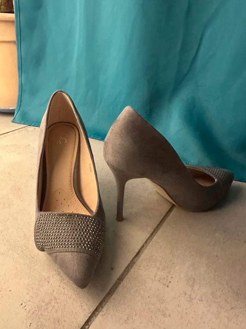 Escarpins gris en suédine à détails strass et clous CC Citychauss - Pointure 36