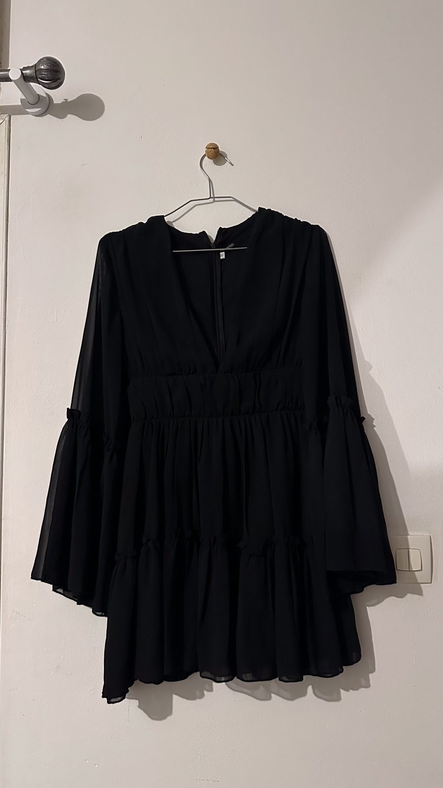 Robe noire courte Shein - Manches évasées et volants - Taille XS (34)