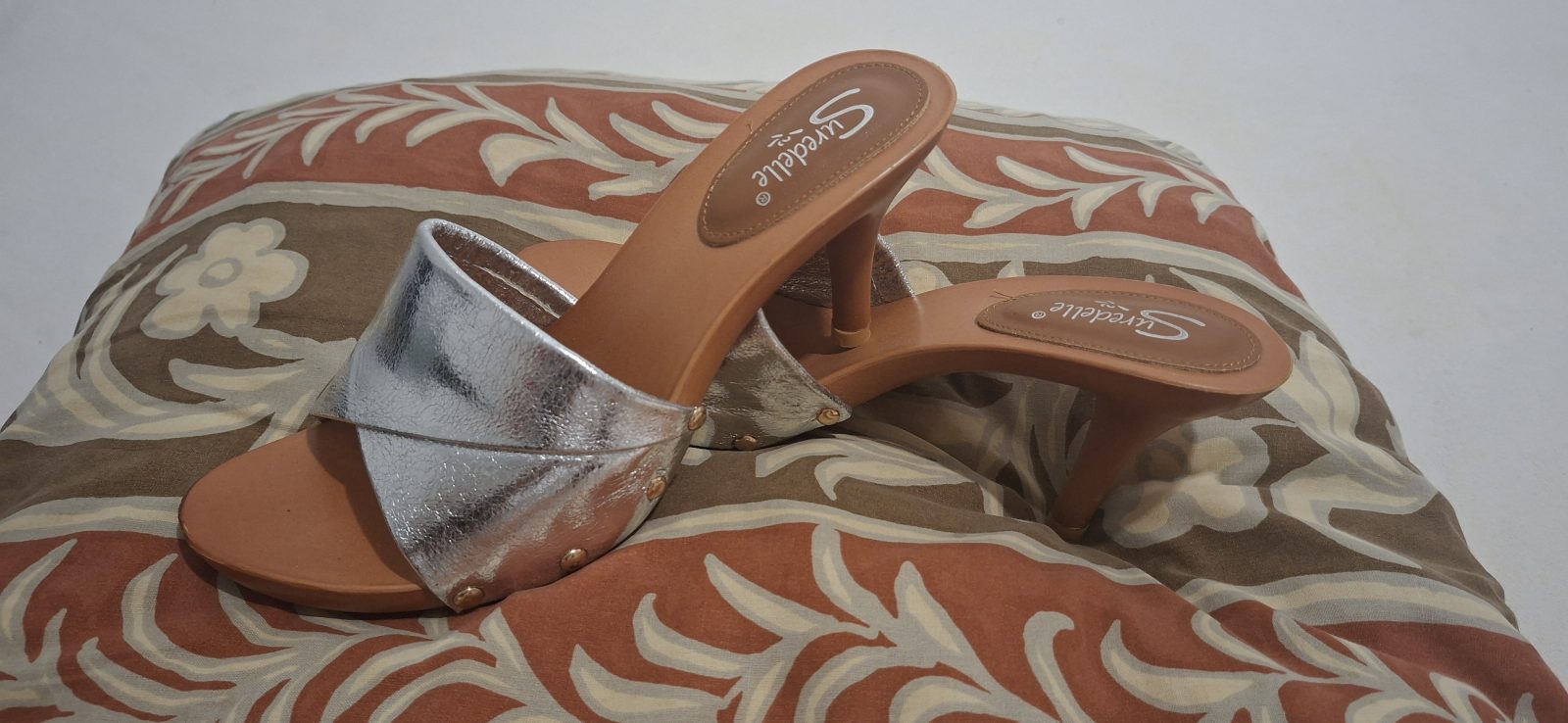 Mules à talon Sweetlie argentées et camel, taille non lisible