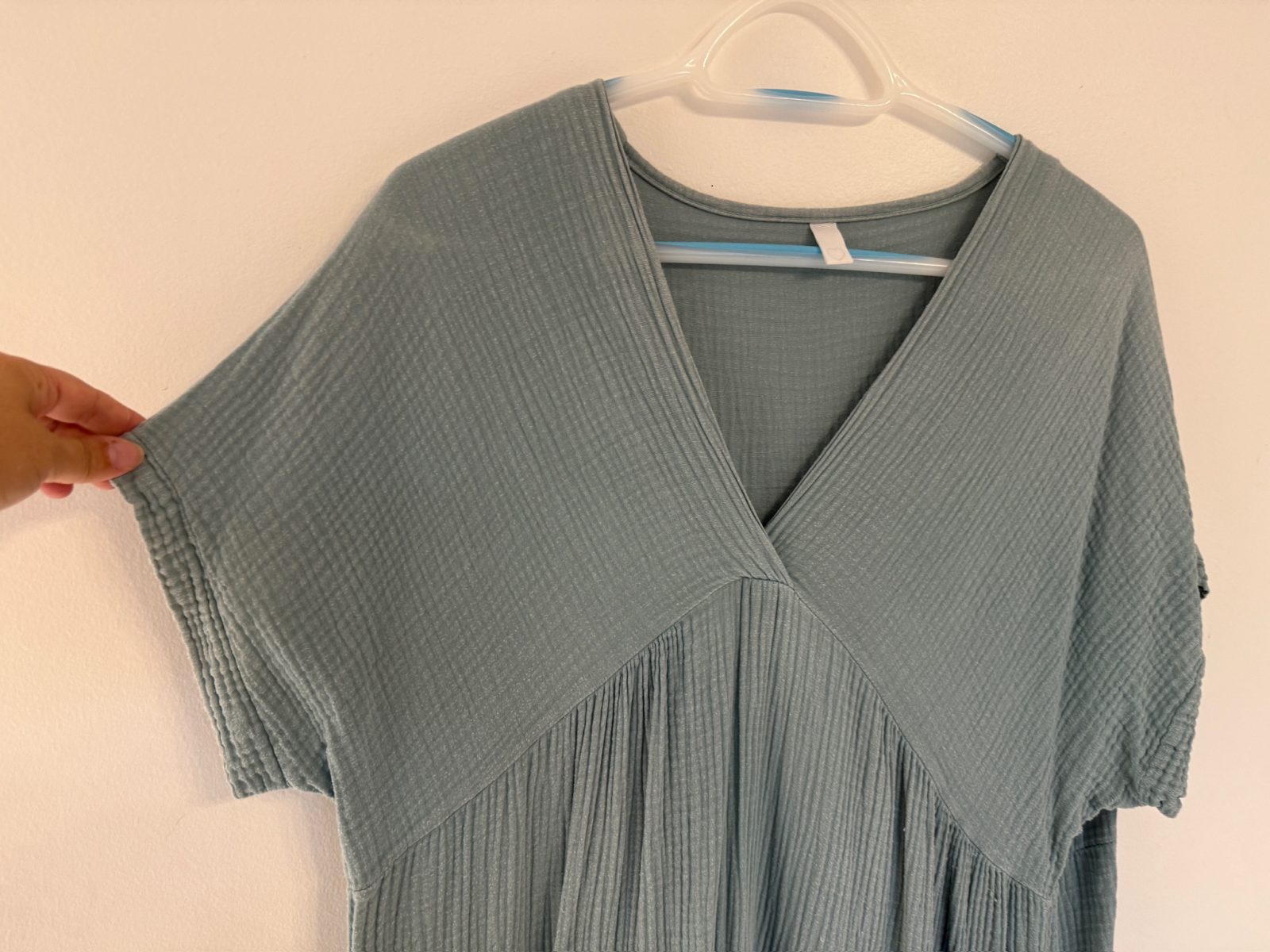 Robe longue gaze de coton vert sauge, col V