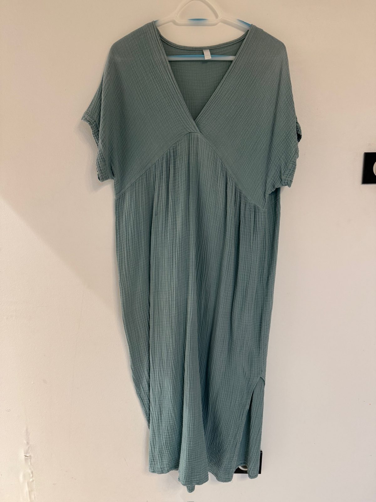 Robe longue gaze de coton vert sauge, col V — Guadeloupe