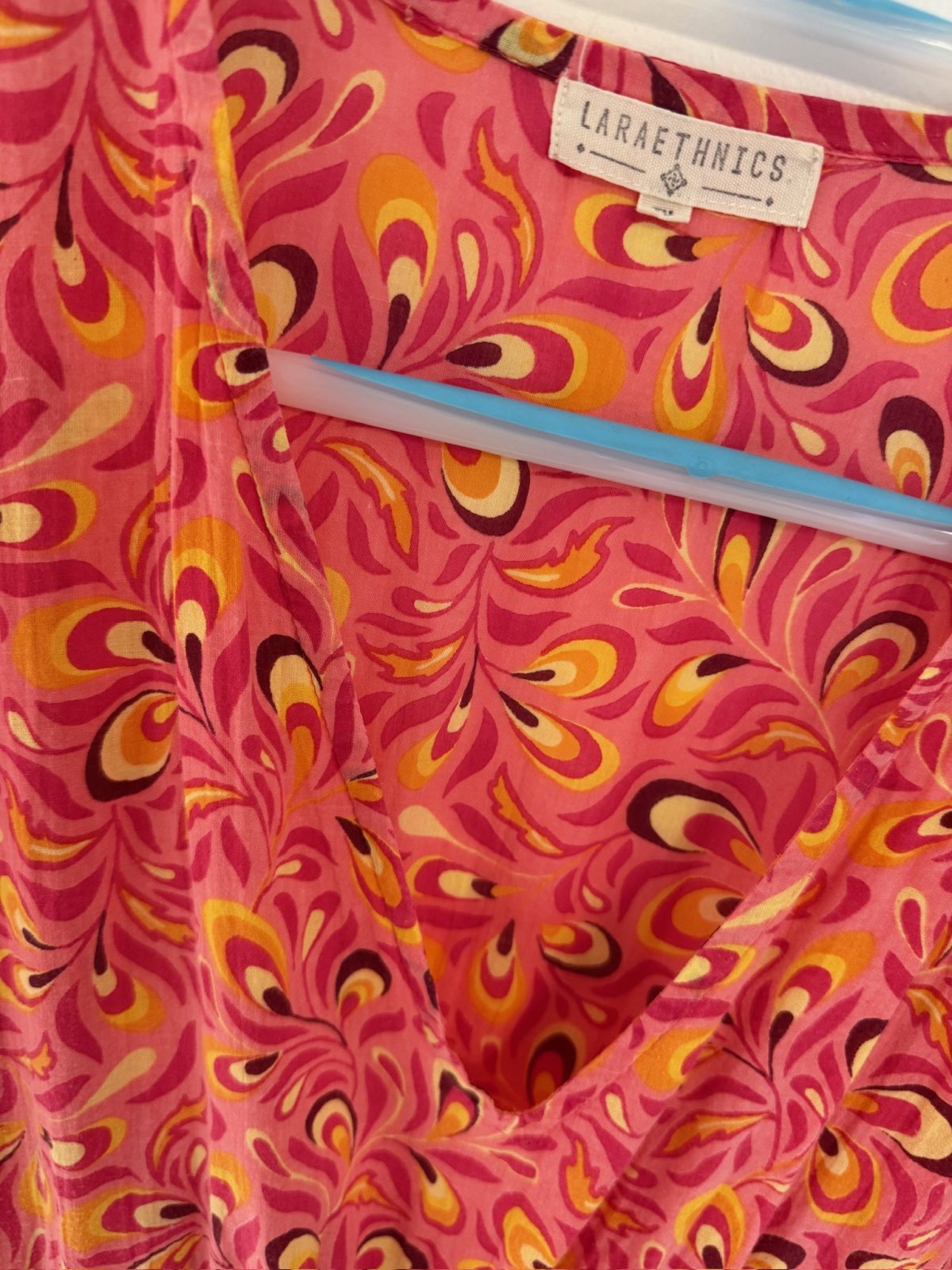 Robe longue fluide Laraethnics imprimée rose et jaune