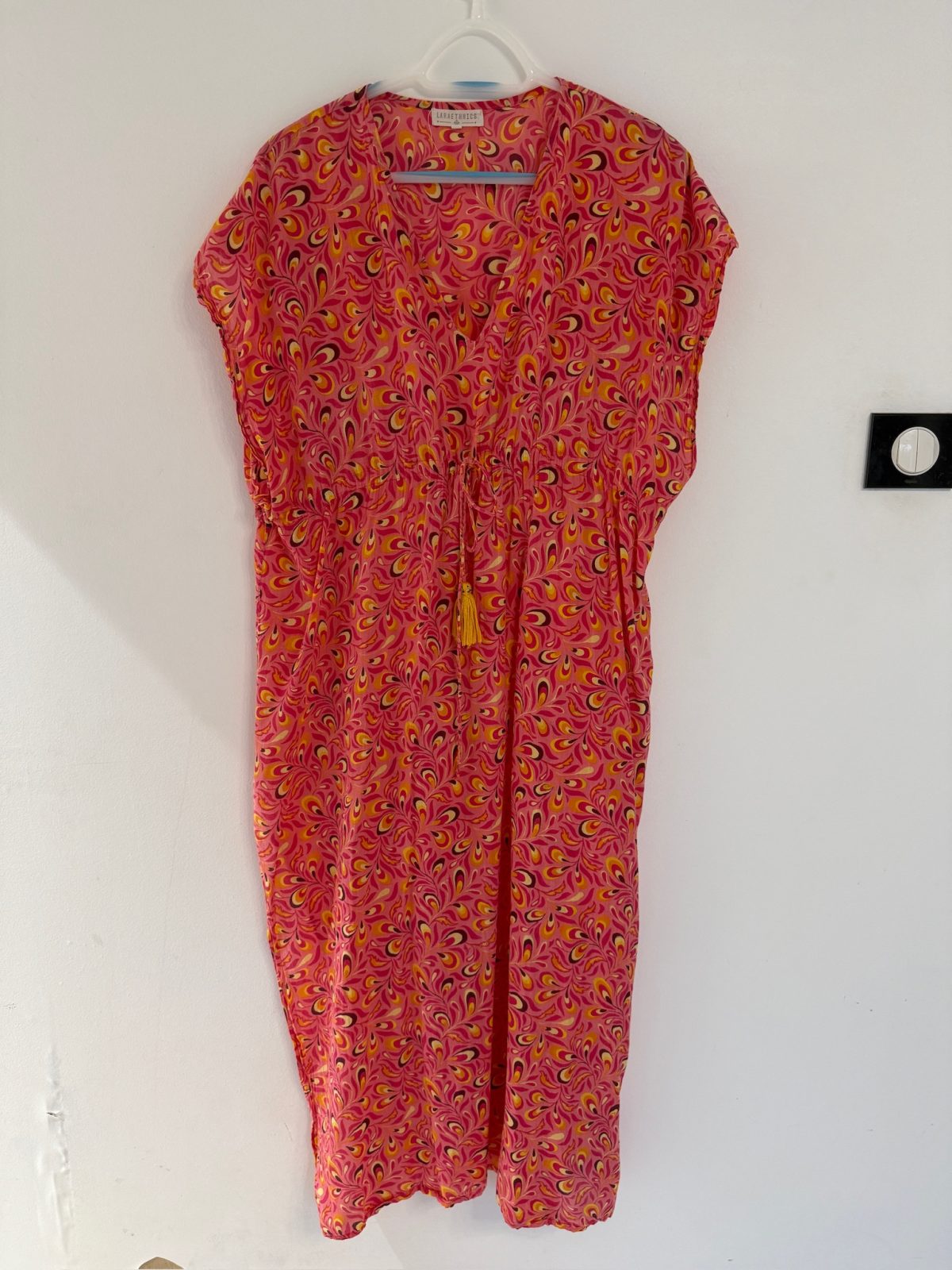 Robe longue fluide Laraethnics imprimée rose et jaune