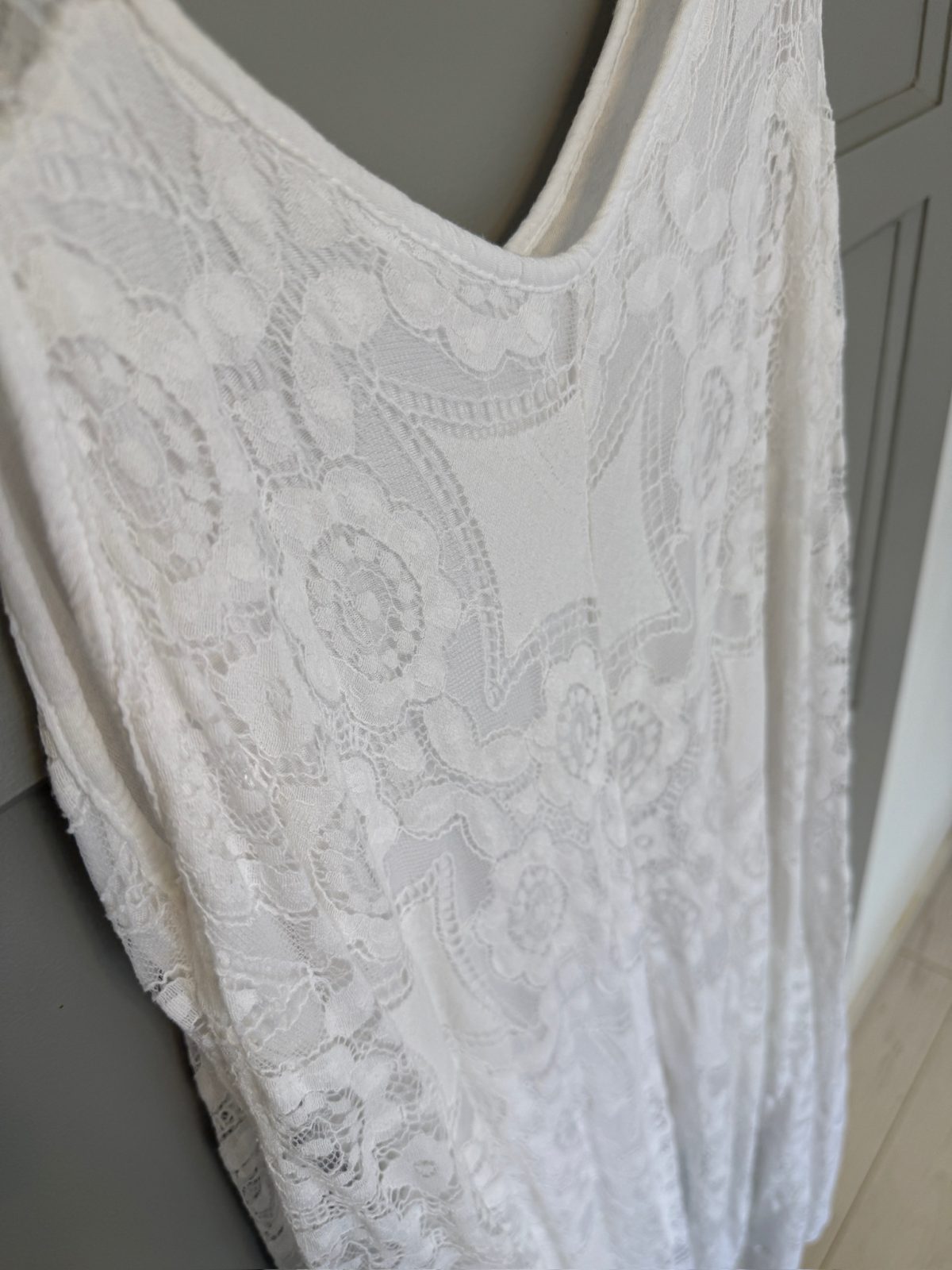 Robe blanche en dentelle, bretelles fines, asymétrique