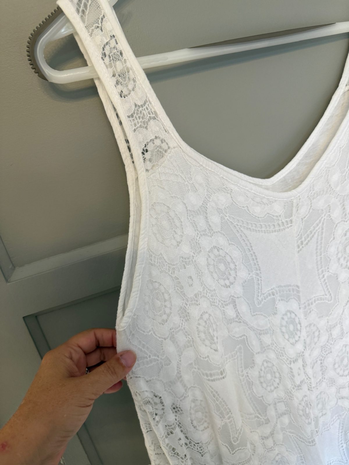 Robe blanche en dentelle, bretelles fines, asymétrique