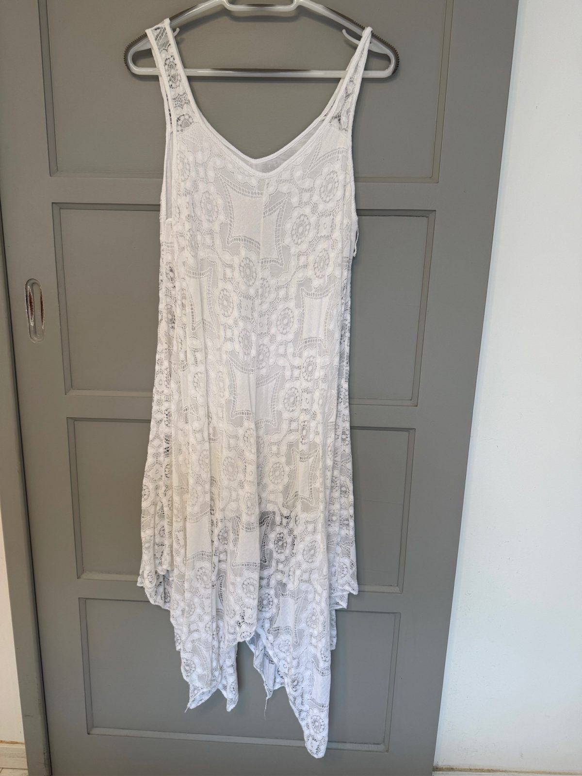Robe blanche en dentelle, bretelles fines, asymétrique
