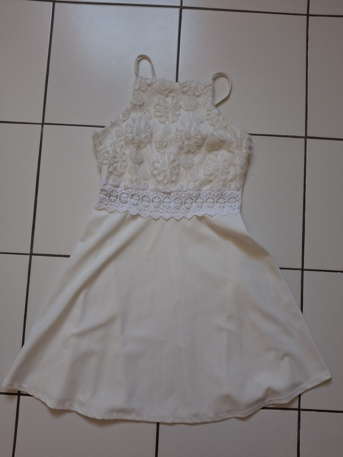 Robe blanche à bretelles fines, dentelle florale