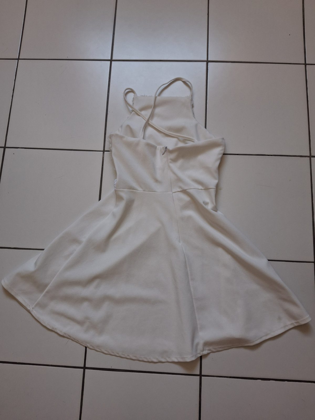 Robe blanche à bretelles fines, dentelle florale