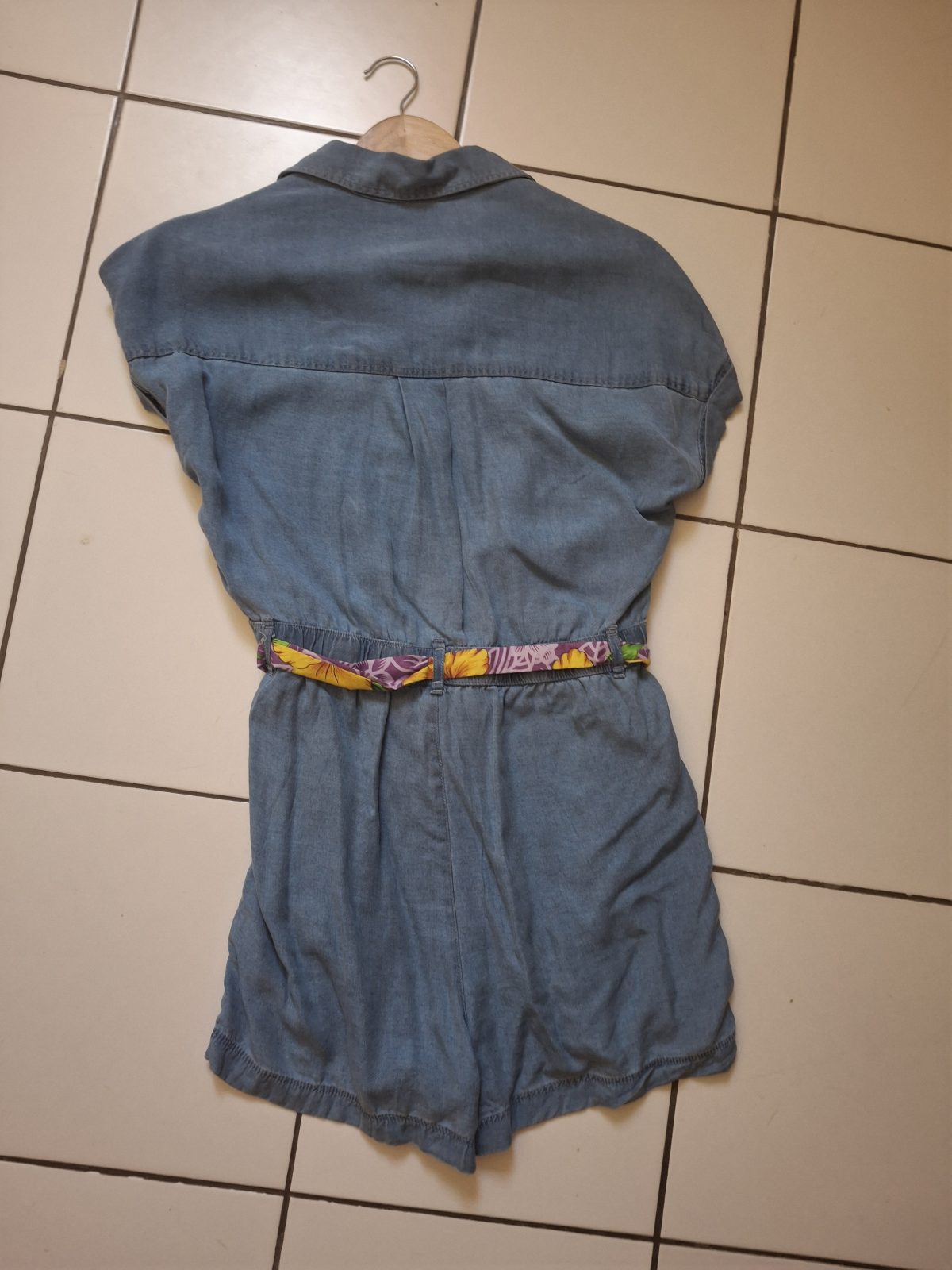 Combi chemise en jean bleu délavé avec ceinture fleurie