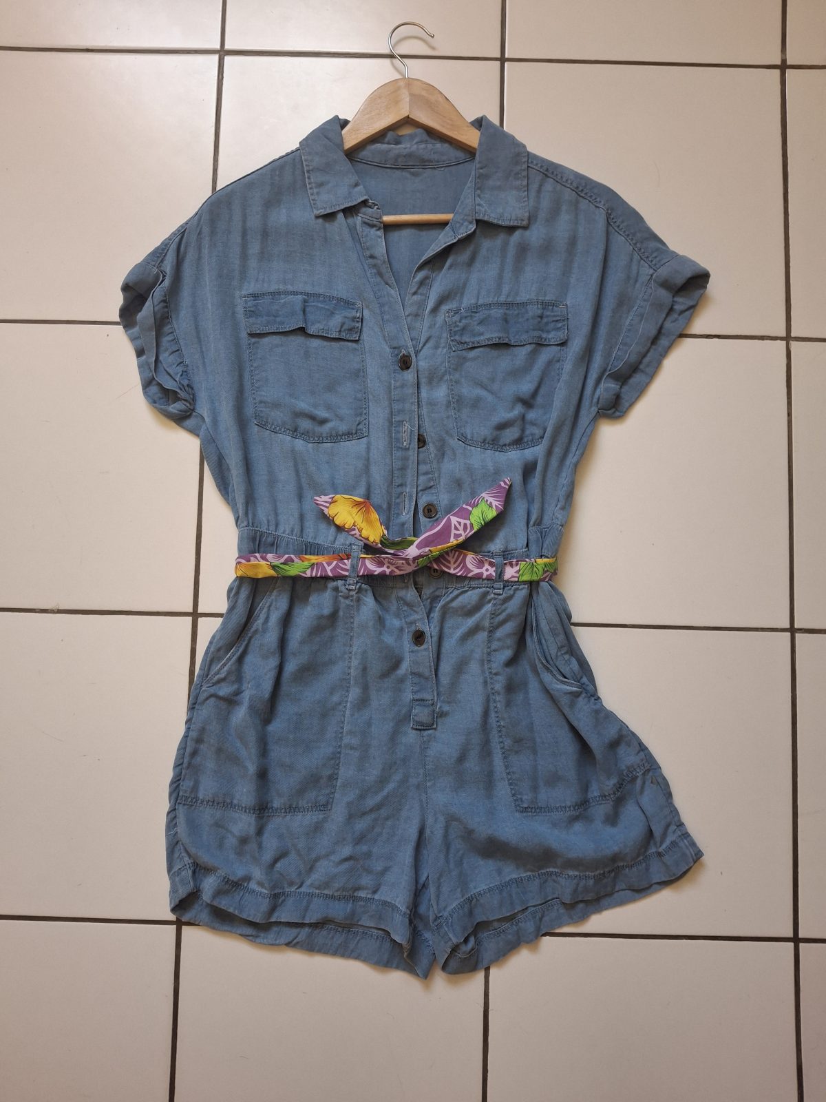 Combi chemise en jean bleu délavé avec ceinture fleurie