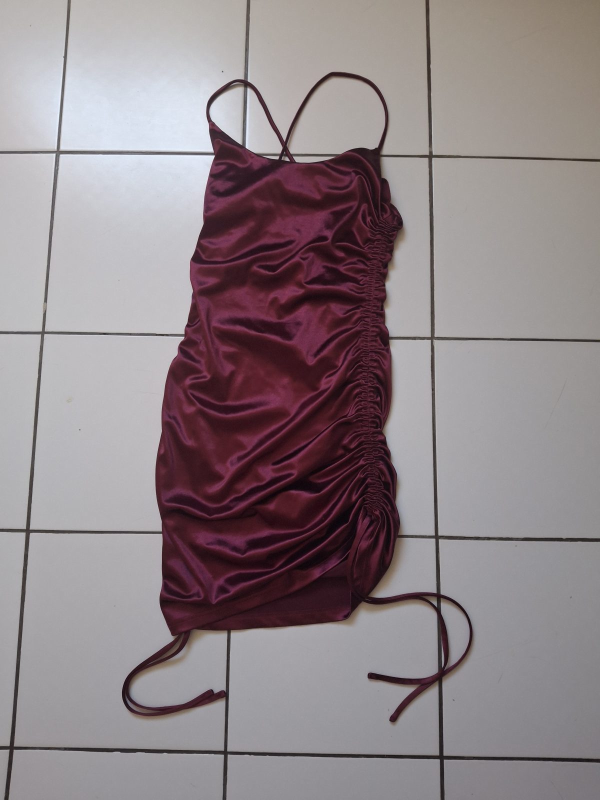 Robe courte bordeaux satiné à lacets, élastique