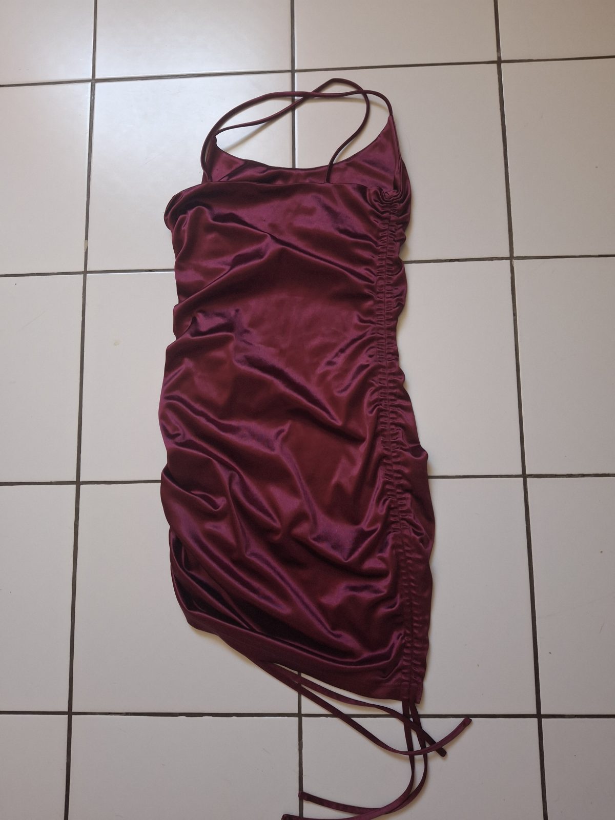 Robe courte bordeaux satiné à lacets, élastique