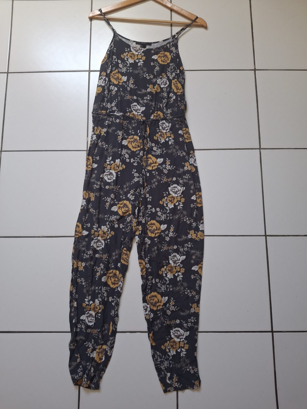 Combinaison fleurie noire et jaune Forever 21 S