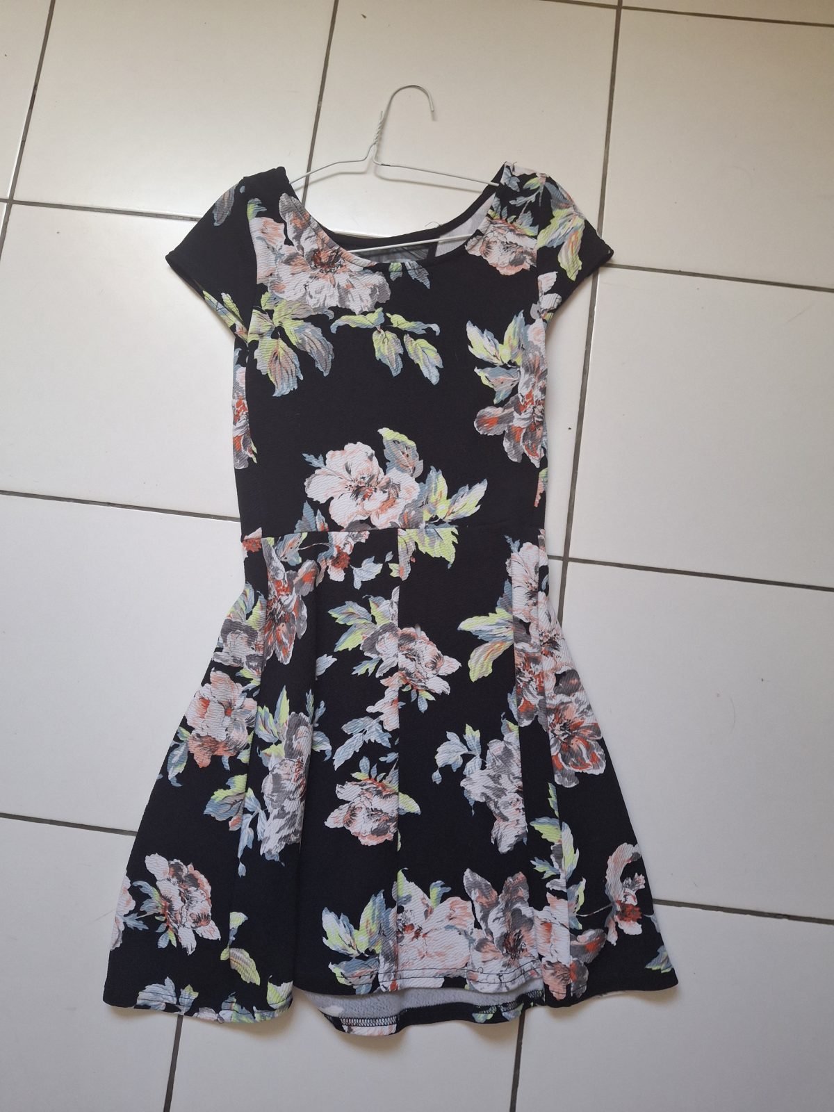 Robe fleurie noire New Look taille 34