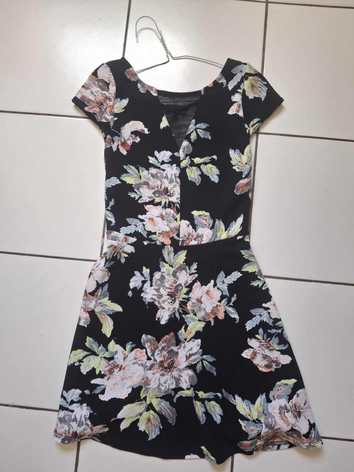 Robe fleurie noire New Look taille 34 — New Look — La Réunion