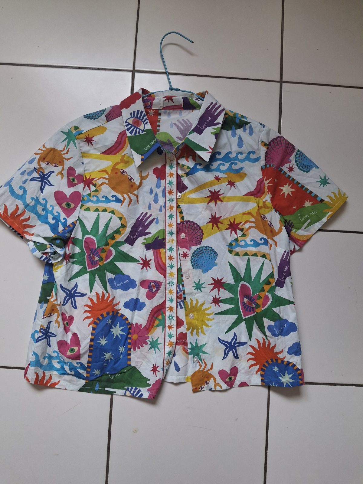 Chemise imprimée colorée motifs mains, cœurs et étoiles