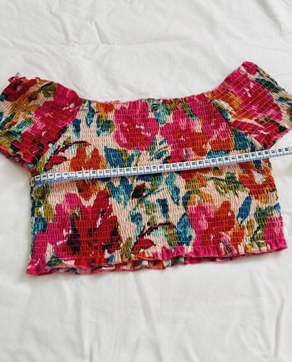 Joli haut fleuri à épaules dénudées – 2 €