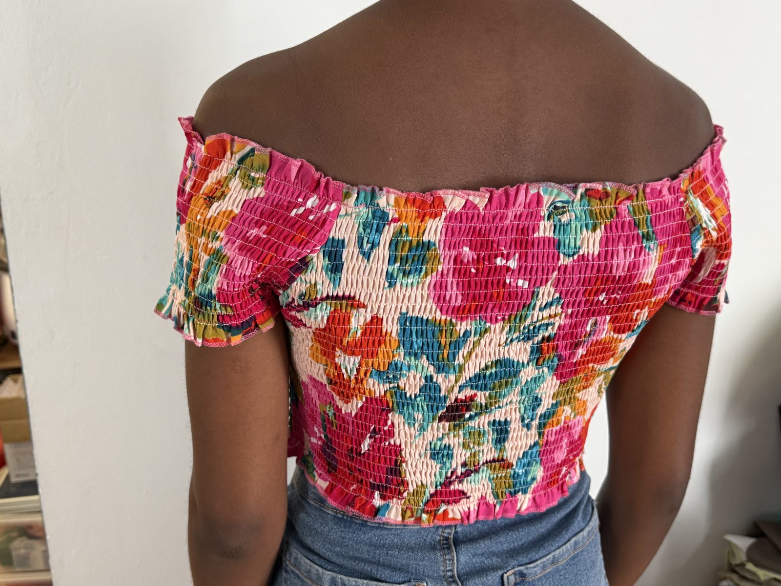 Joli haut fleuri à épaules dénudées – 2 €