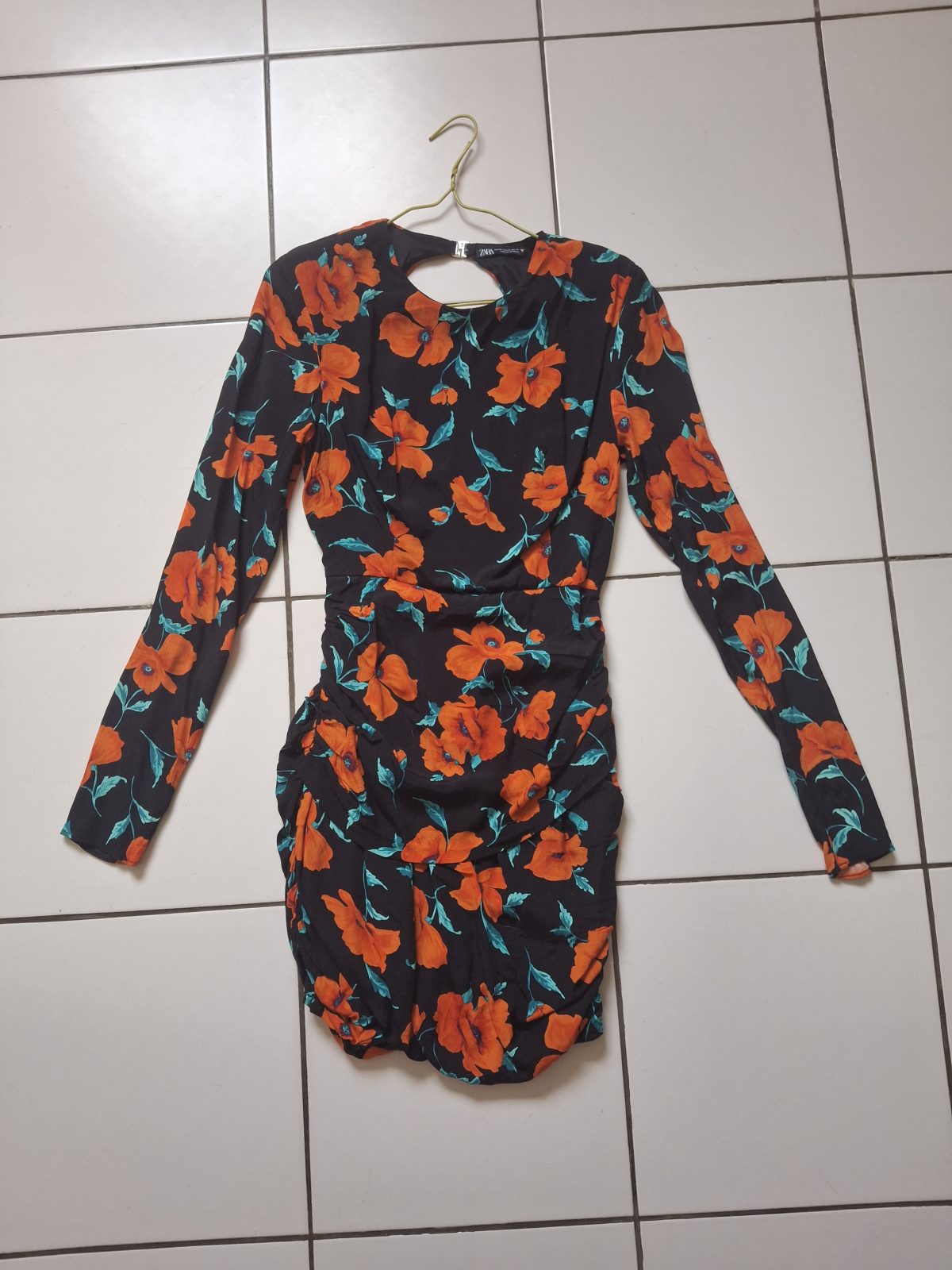 Robe courte Zara fleurie noir orange taille XS