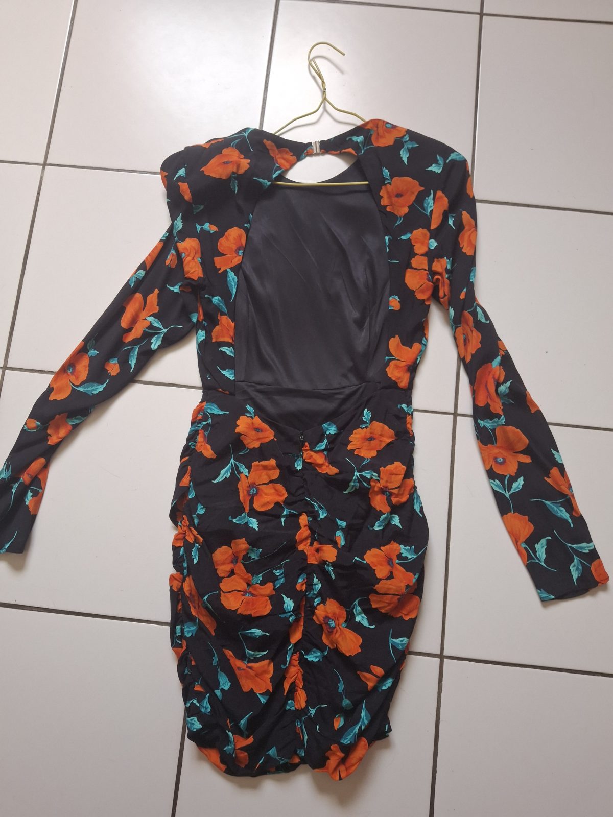 Robe courte Zara fleurie noir orange taille XS
