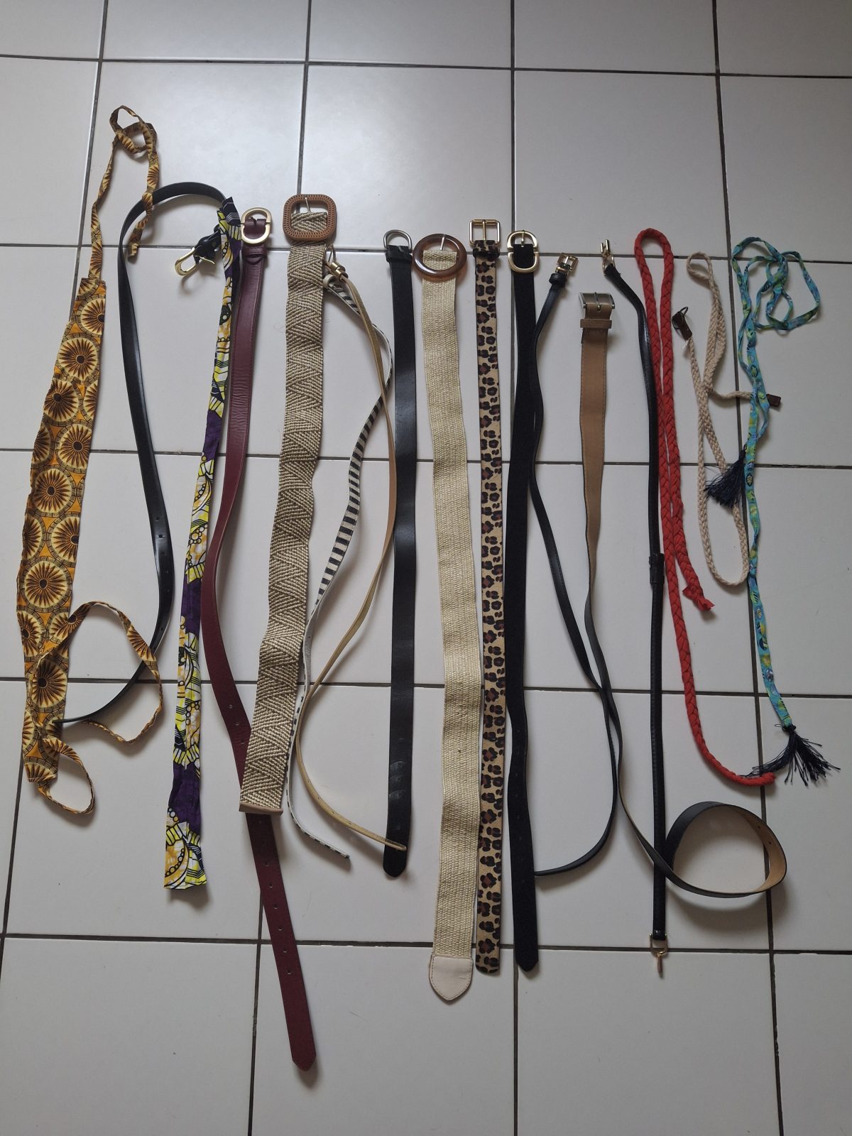 Lot de 12 ceintures variées (cuir, tissu, tressées)