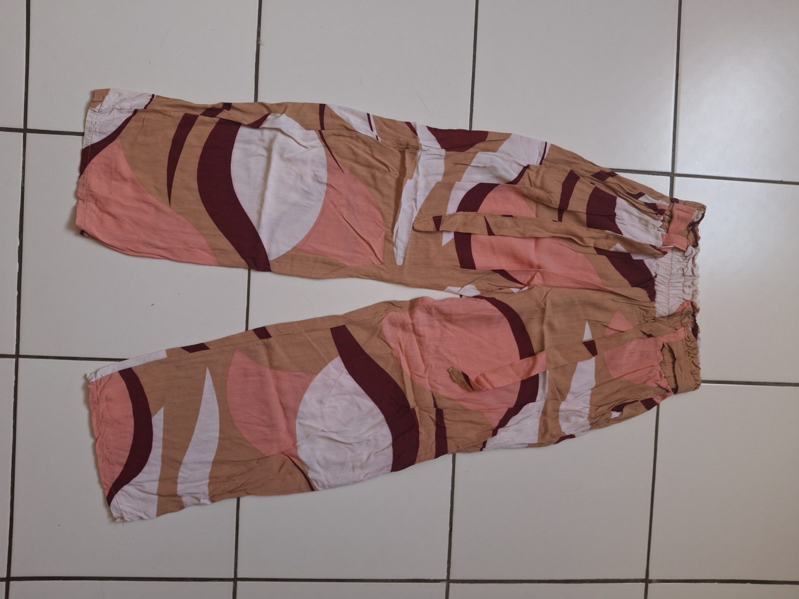 Pantalon fluide imprimé abstrait rose, beige et bordeaux