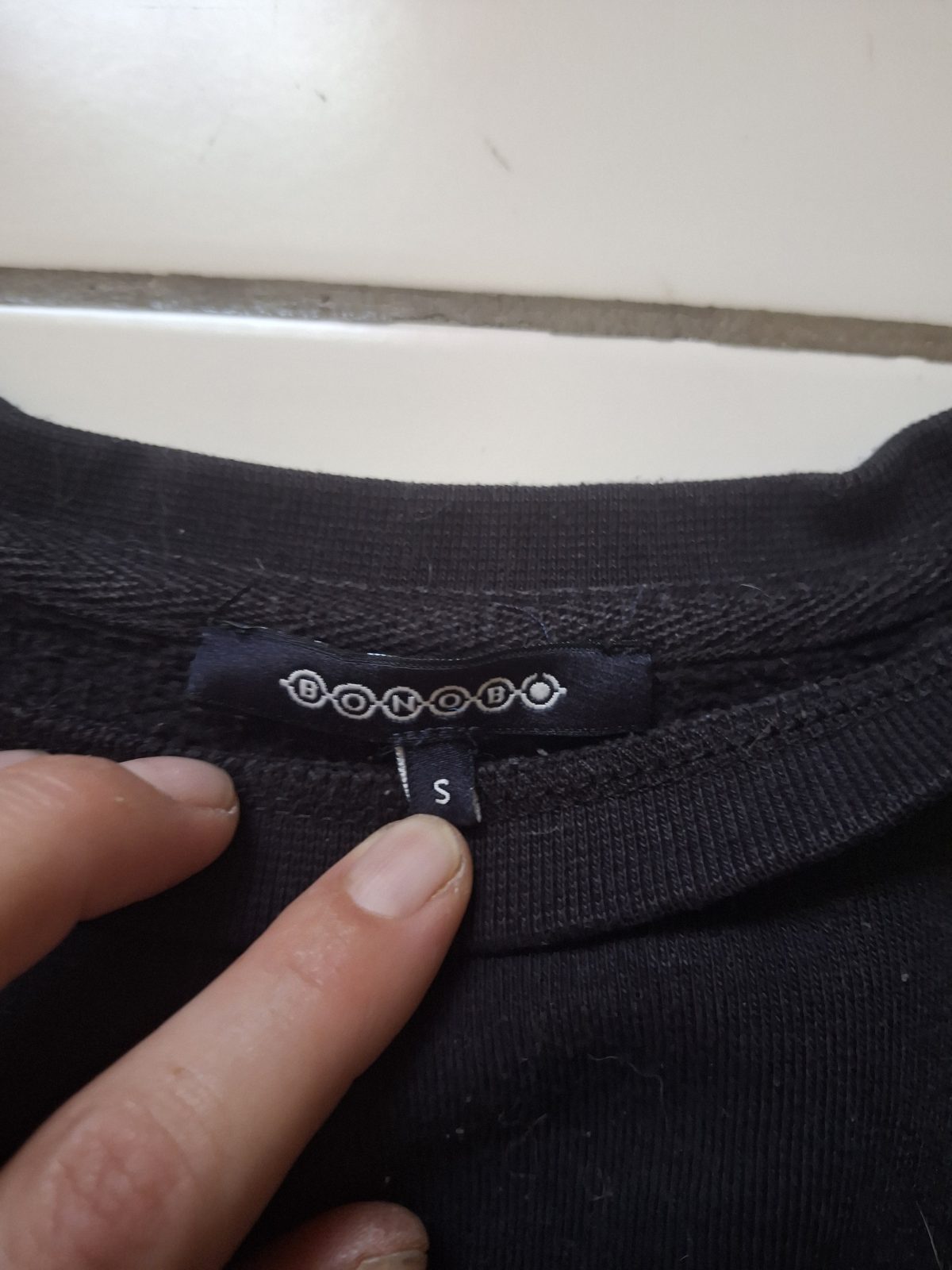 Pull noir Bonobo taille S bandes dorées