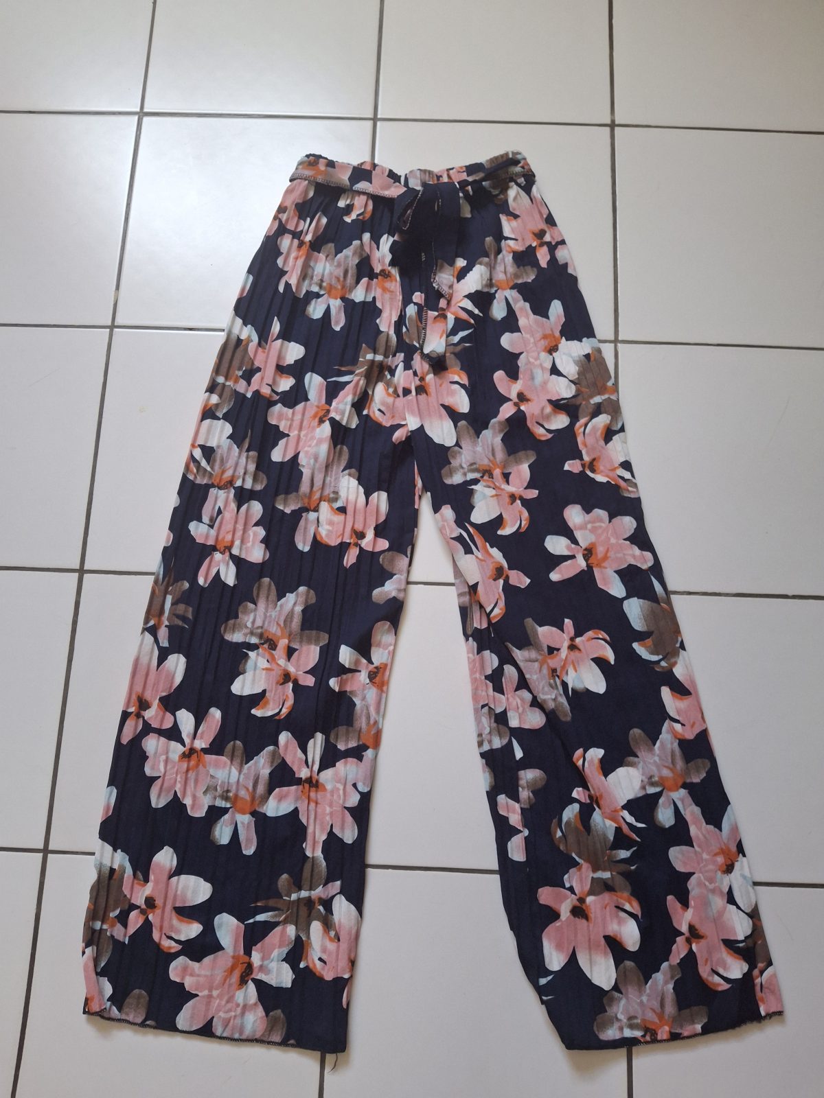 Pantalon large plissé fleuri bleu marine et rose
