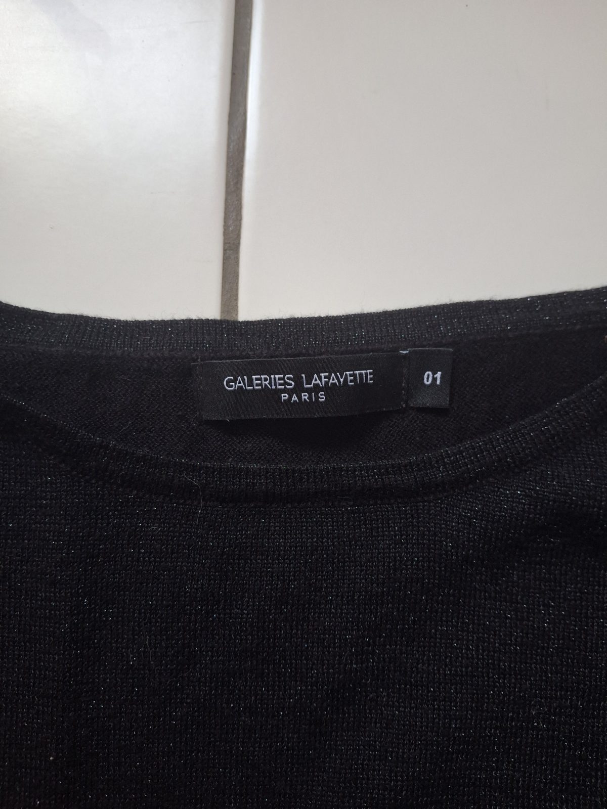 Pull noir manches longues Galeries Lafayette taille 01
