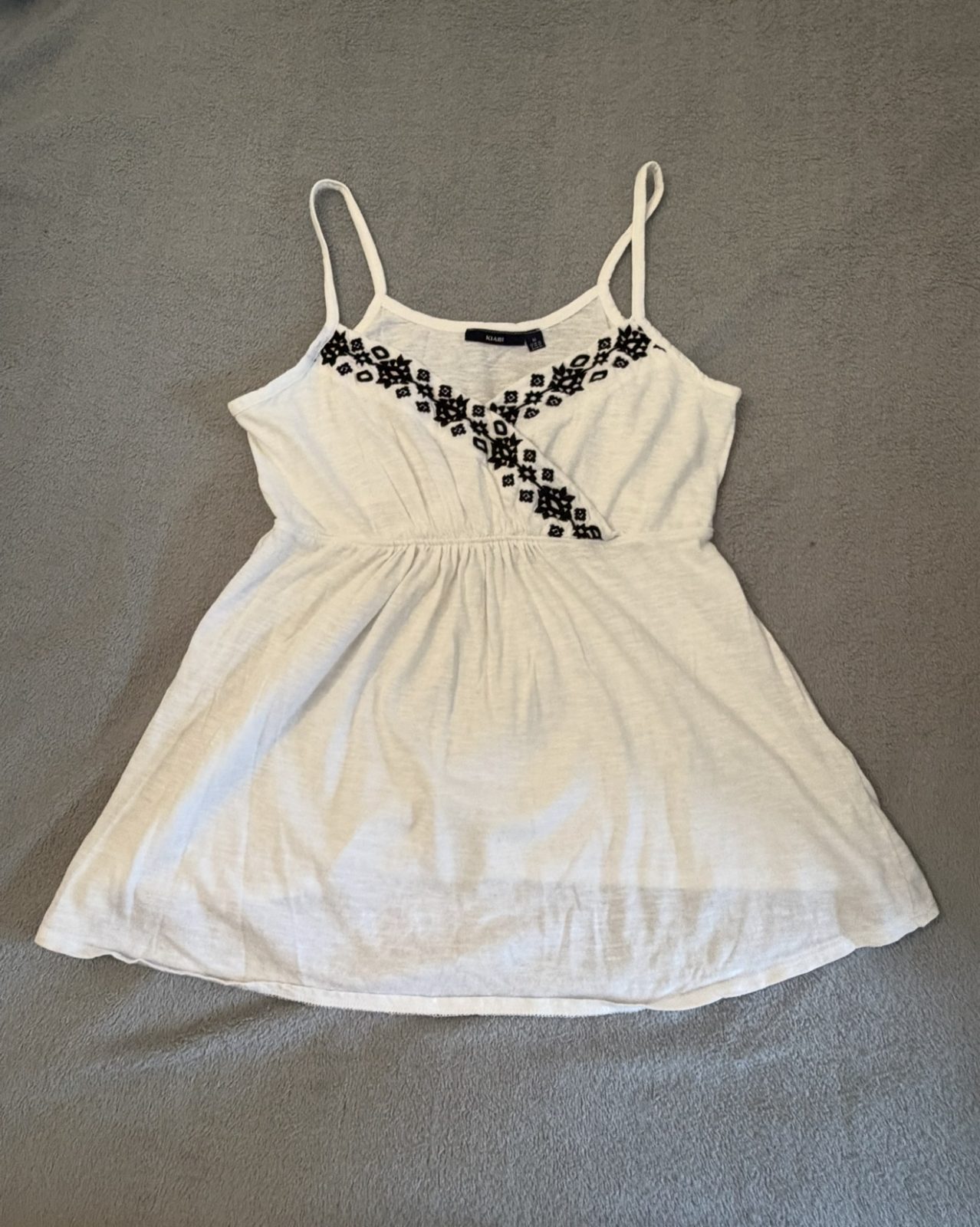 Débardeur blanc brodé noir Kiabi taille M
