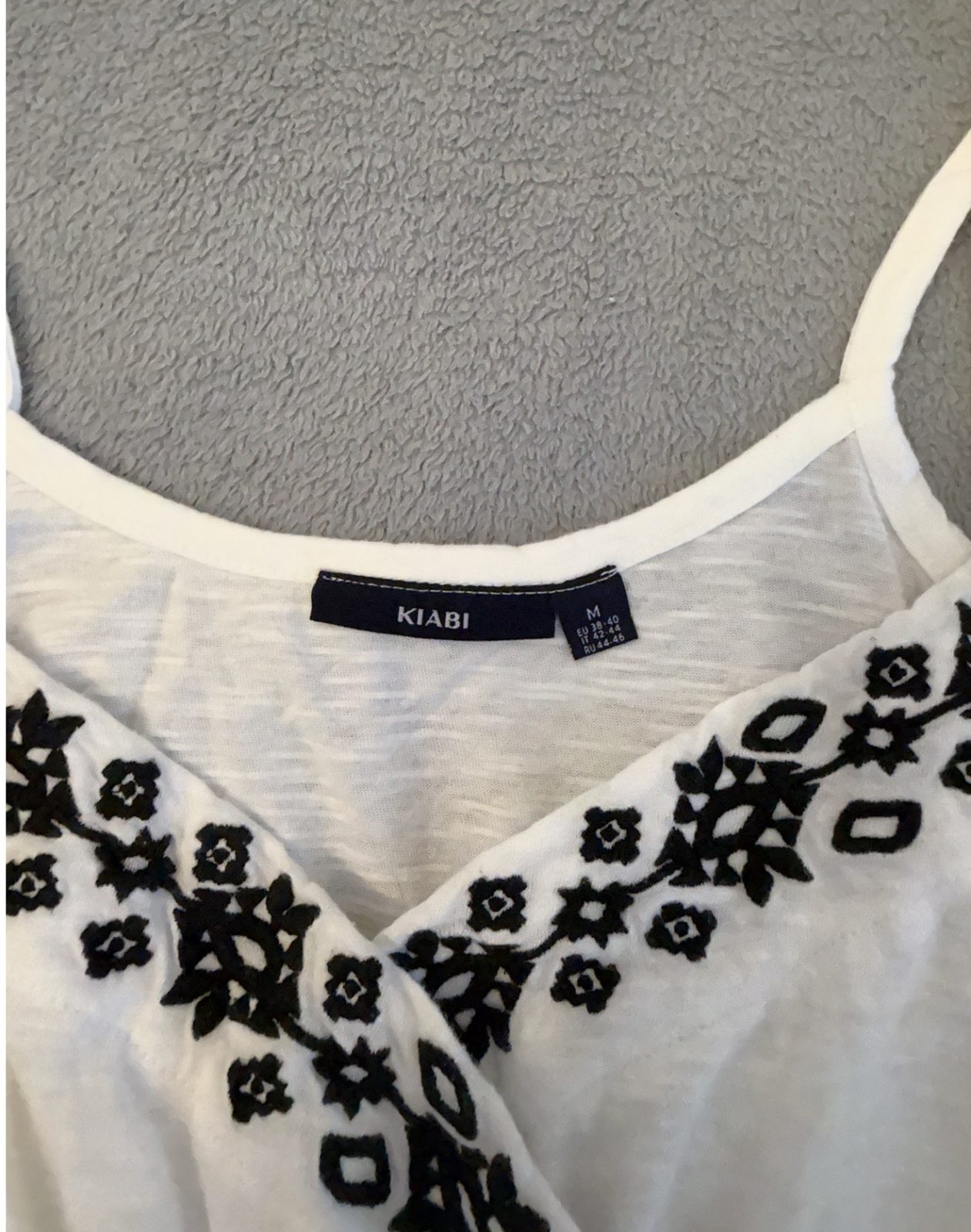 Débardeur blanc brodé noir Kiabi taille M