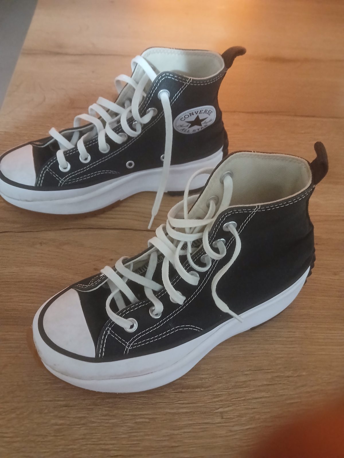 Converse Chuck Taylor noires montantes à semelle épaisse