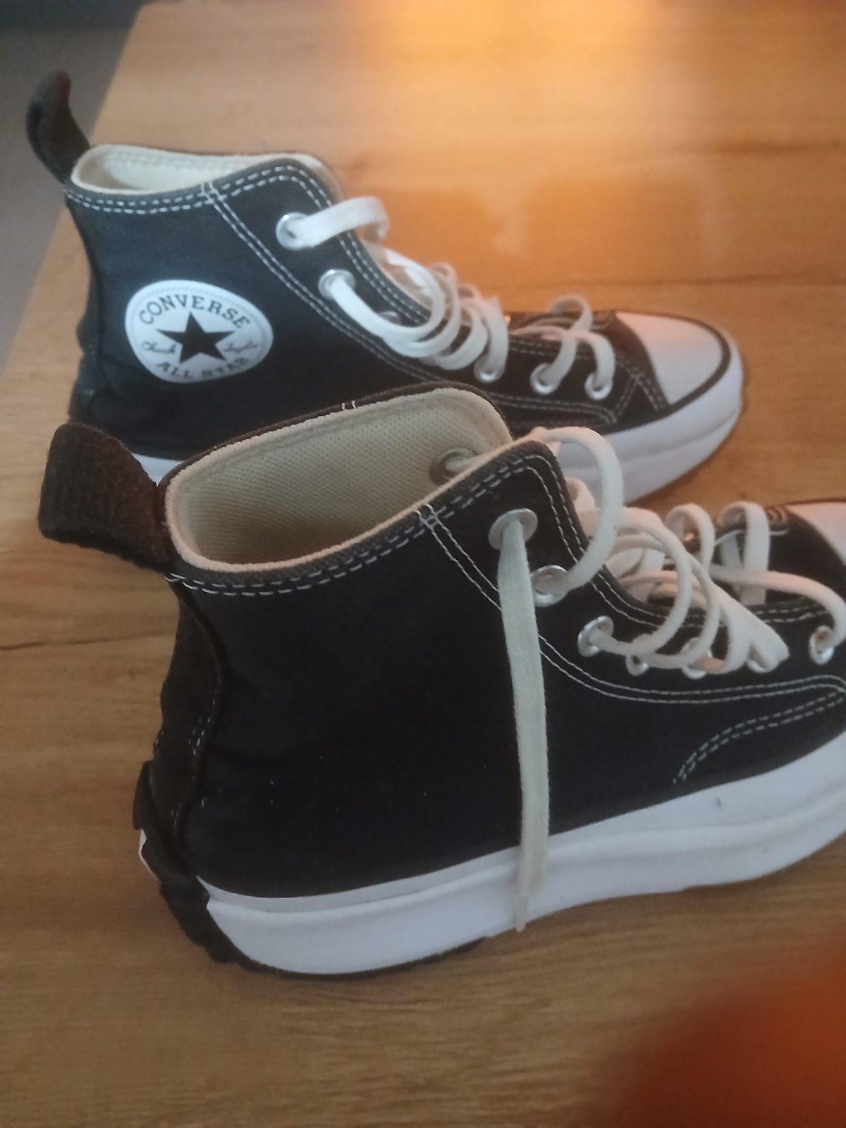 Converse Chuck Taylor noires montantes à semelle épaisse