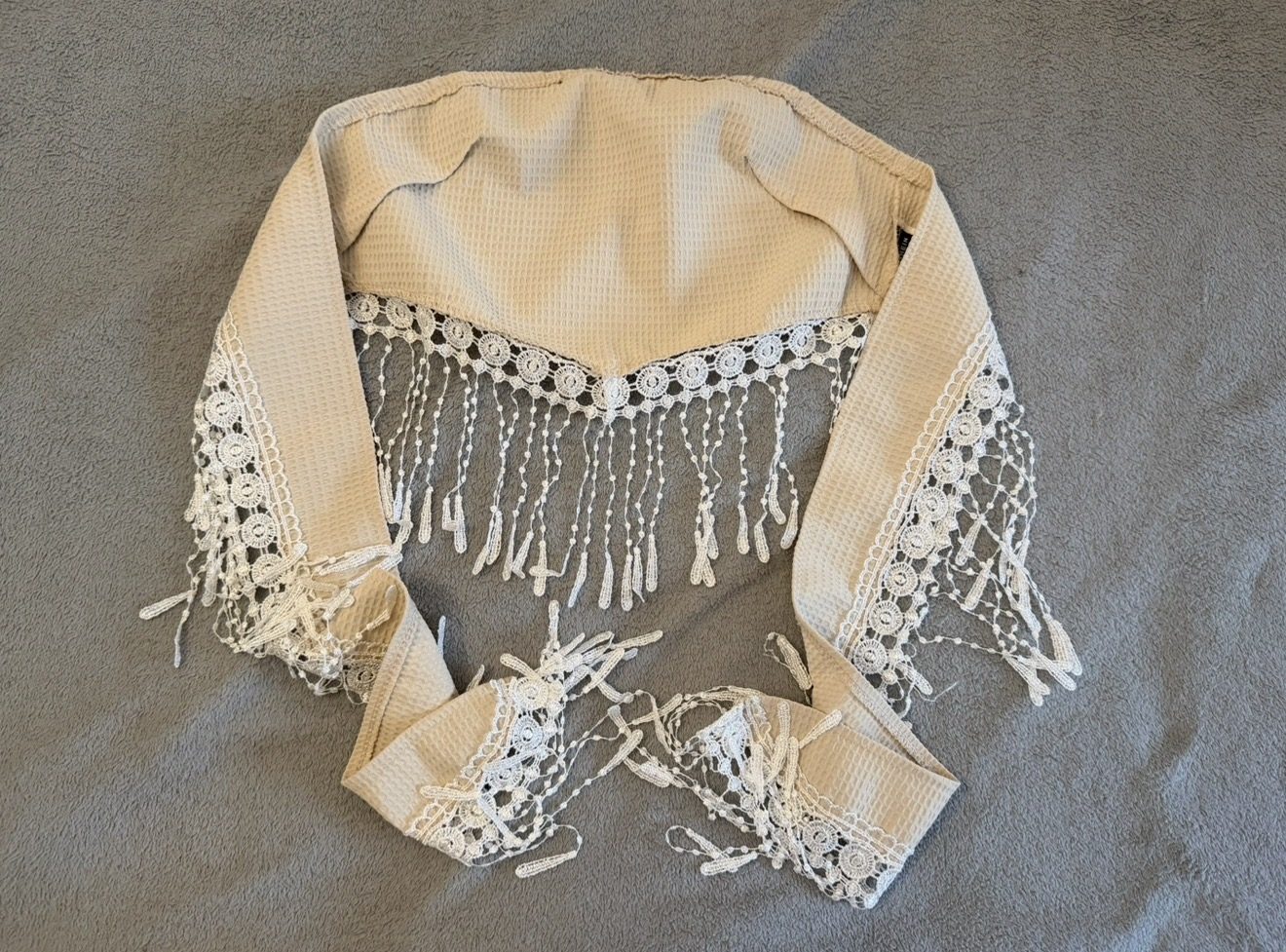 Haut beige à nouer avec dentelle et franges – Shein – Taille M