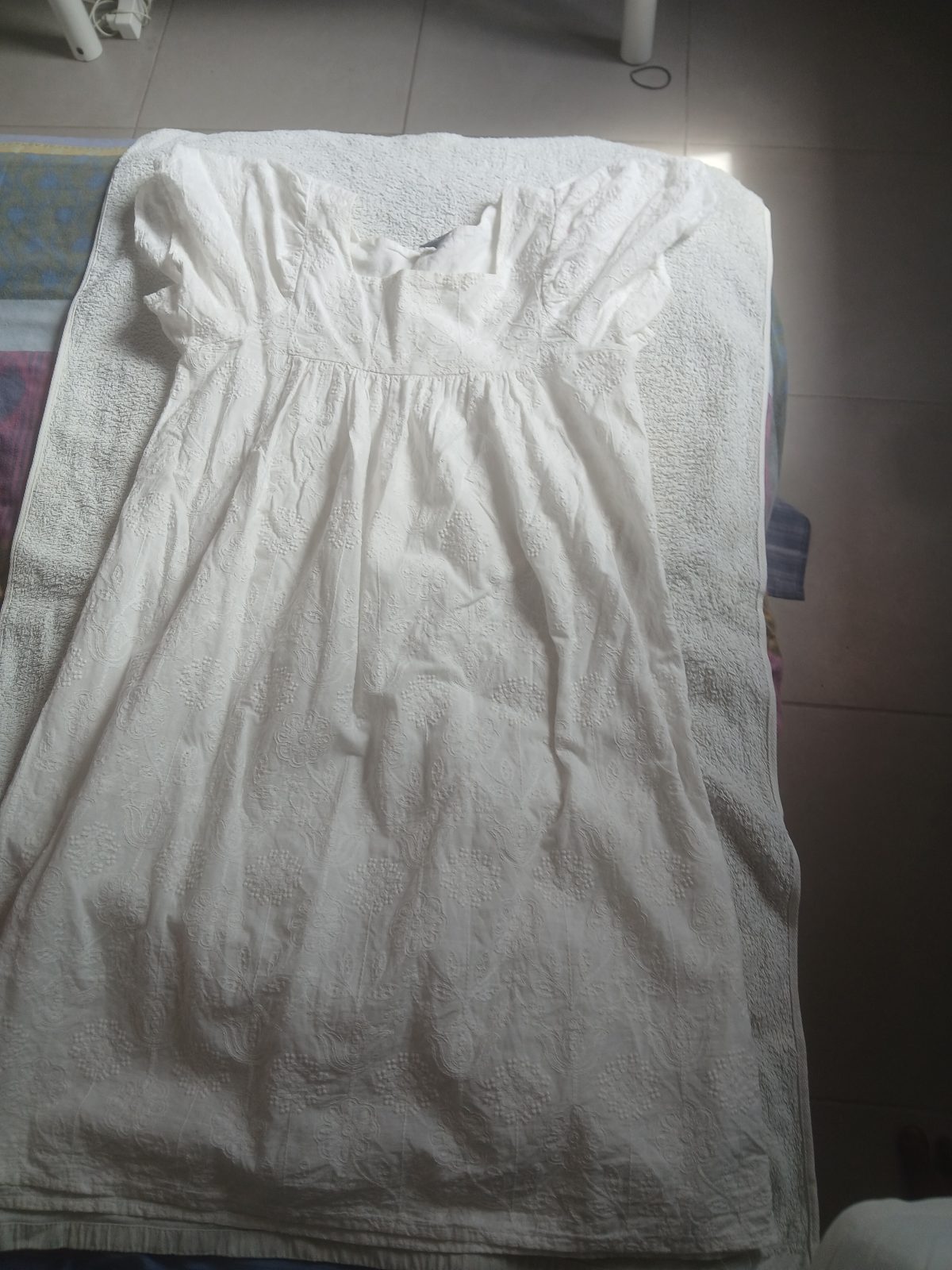 Robe blanche brodée à manches courtes, coton