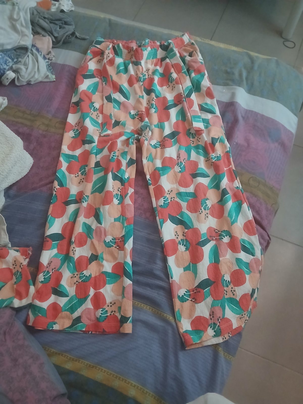 Ensemble haut et pantalon fleuri corail et vert