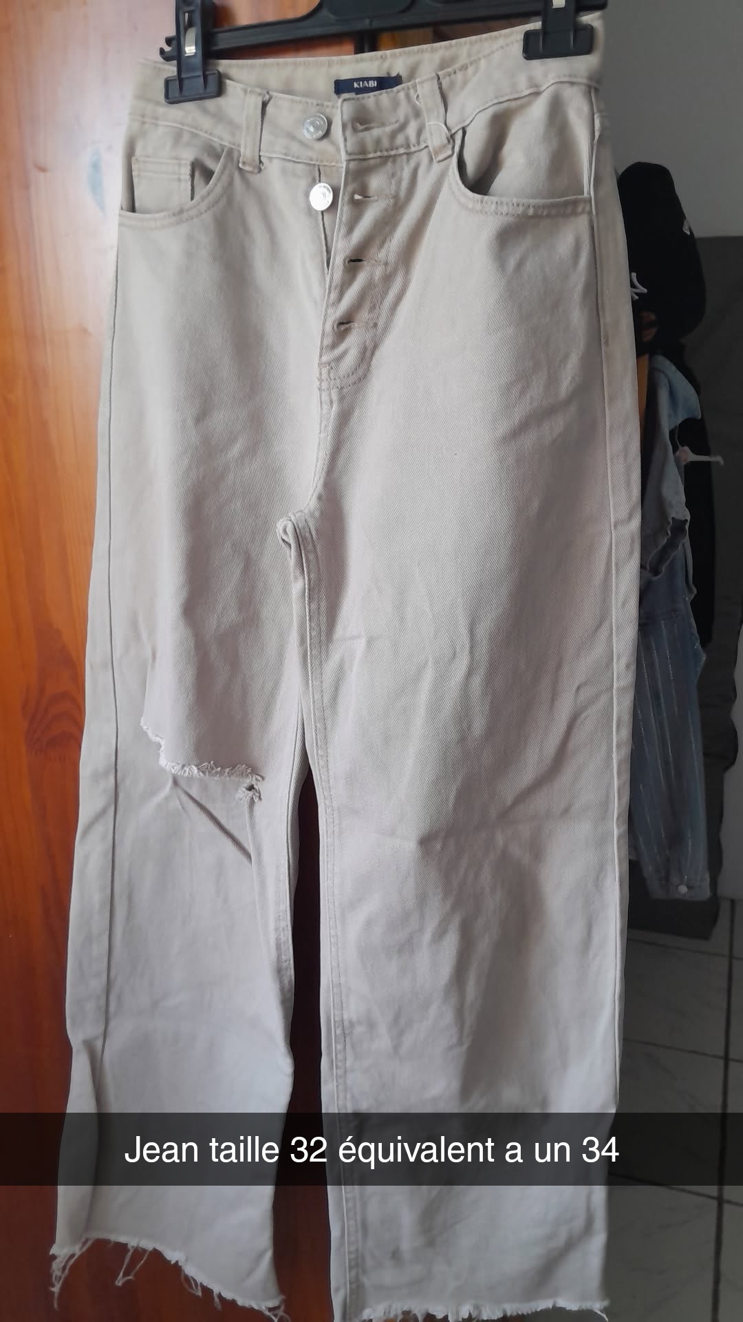 Jeans beige/gris troué — La Réunion