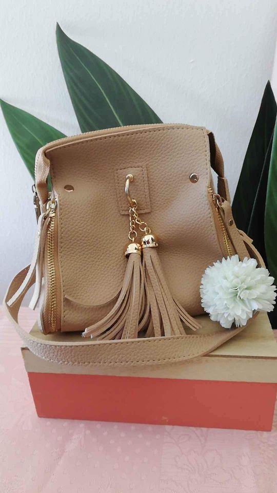 Sac à main fem pochon beige NEUF — La Réunion