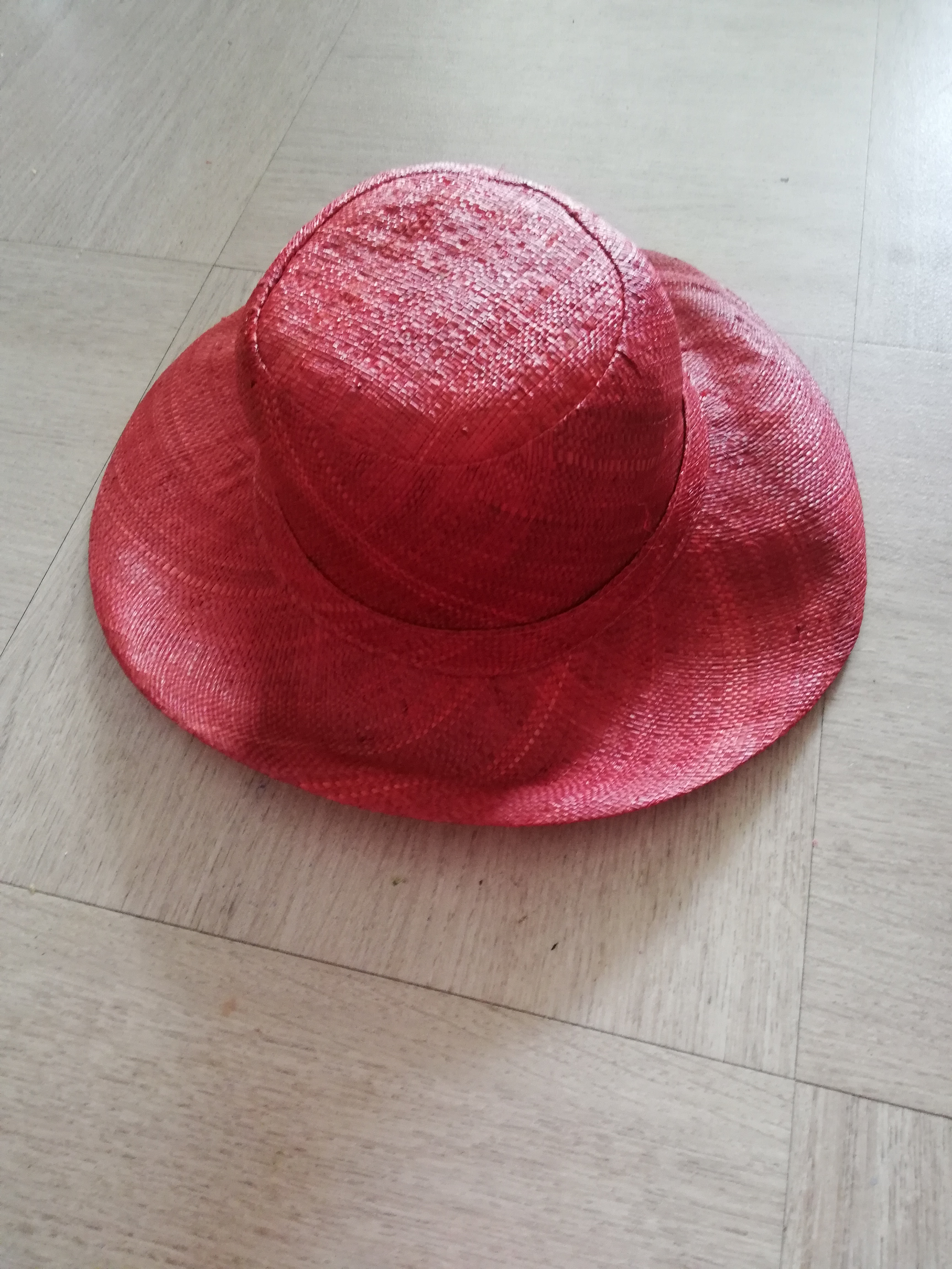 Chapeau en paille colorie rouge — La Réunion