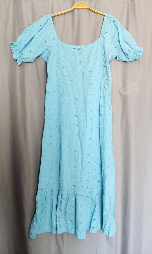 Robe longue en broderie anglaise bleu ciel TM — La Réunion